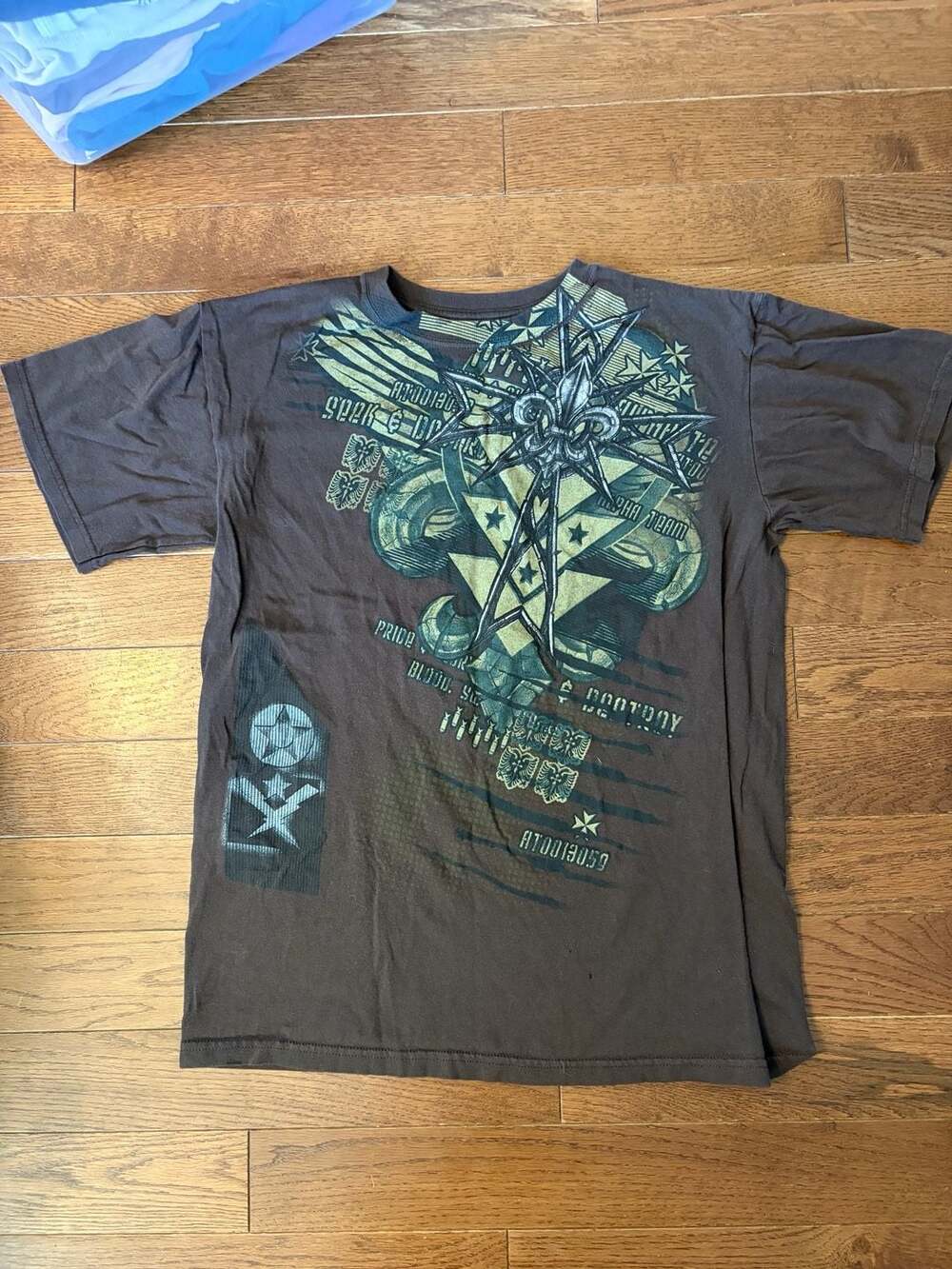 Aces & Idols Y2K Graphic T-Shirt Size Medium Fleur De Lis Grunge Tattoo Style